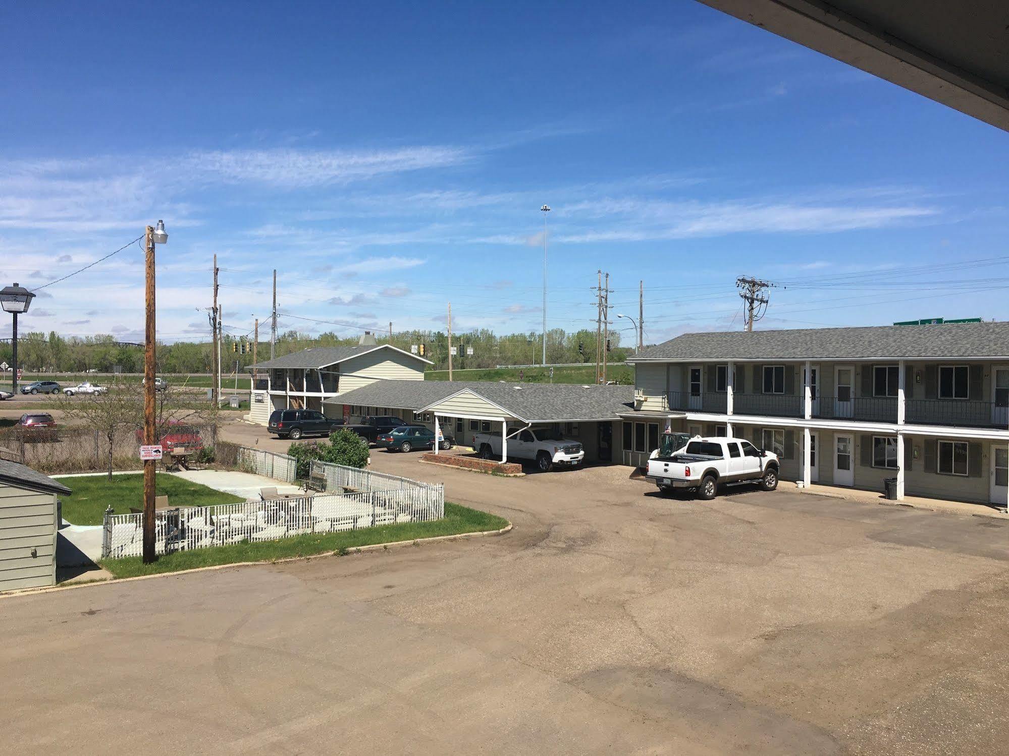 Colonial Motel And Rv Park Mandan Екстериор снимка