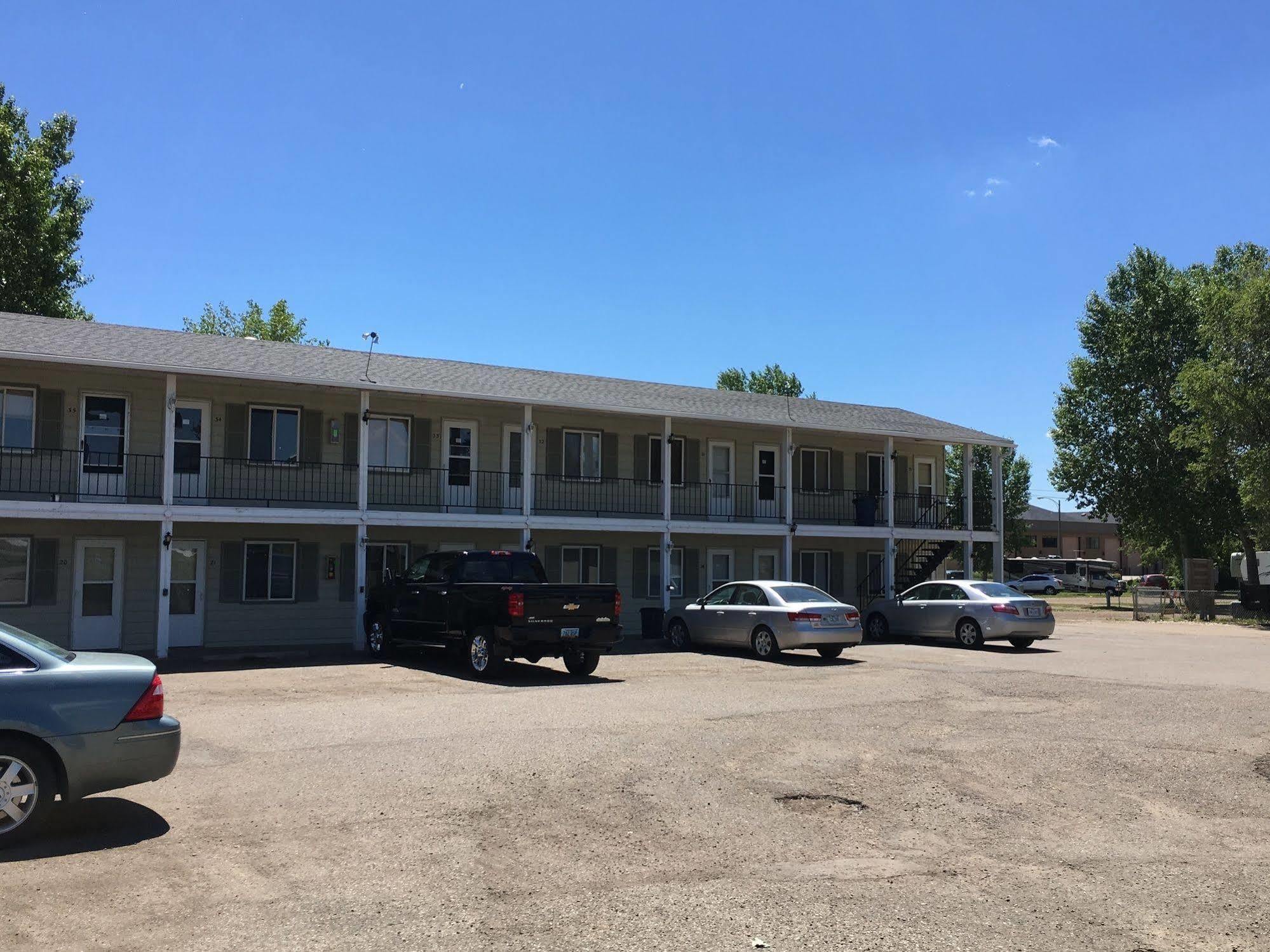 Colonial Motel And Rv Park Mandan Екстериор снимка