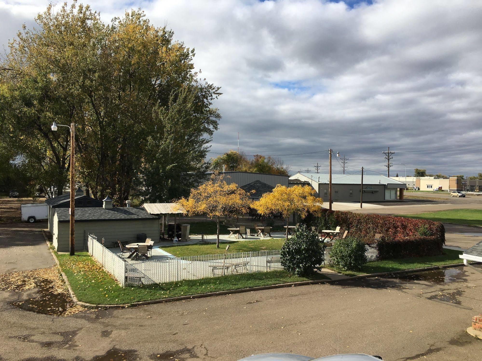 Colonial Motel And Rv Park Mandan Екстериор снимка