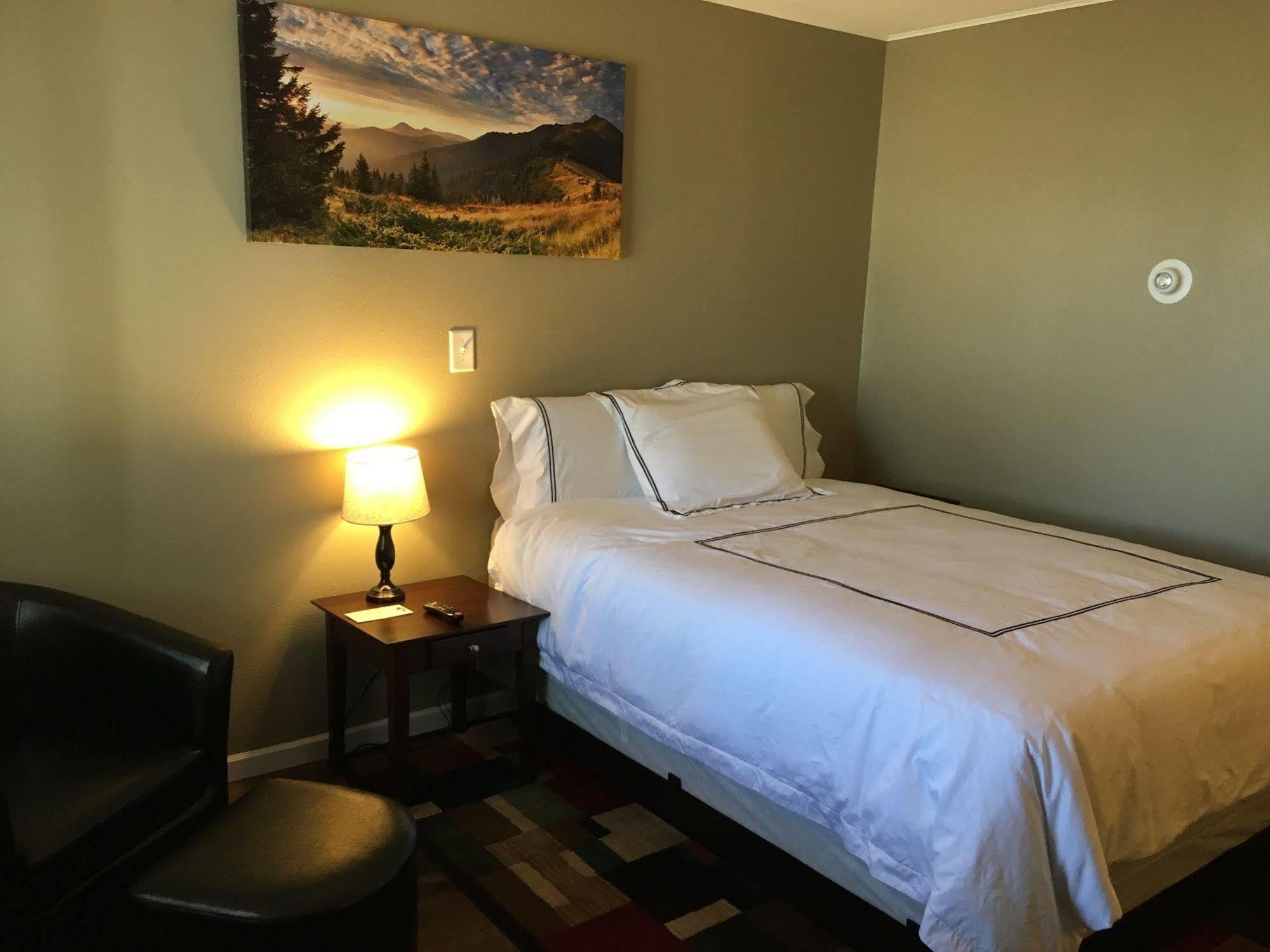 Colonial Motel And Rv Park Mandan Екстериор снимка