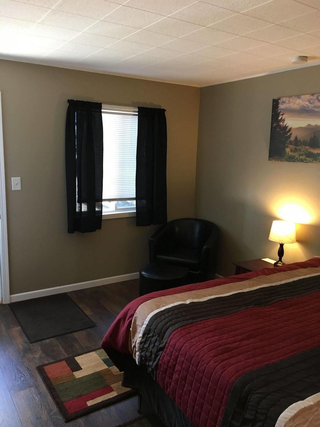 Colonial Motel And Rv Park Mandan Екстериор снимка