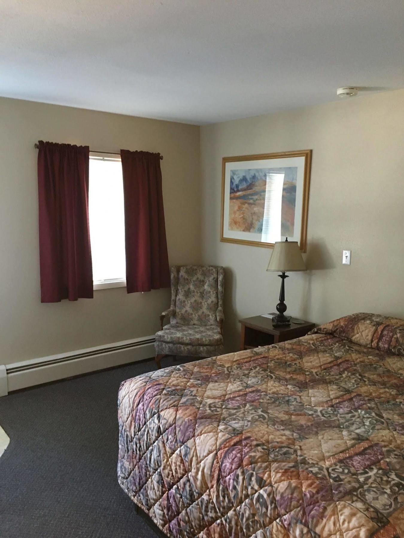 Colonial Motel And Rv Park Mandan Екстериор снимка