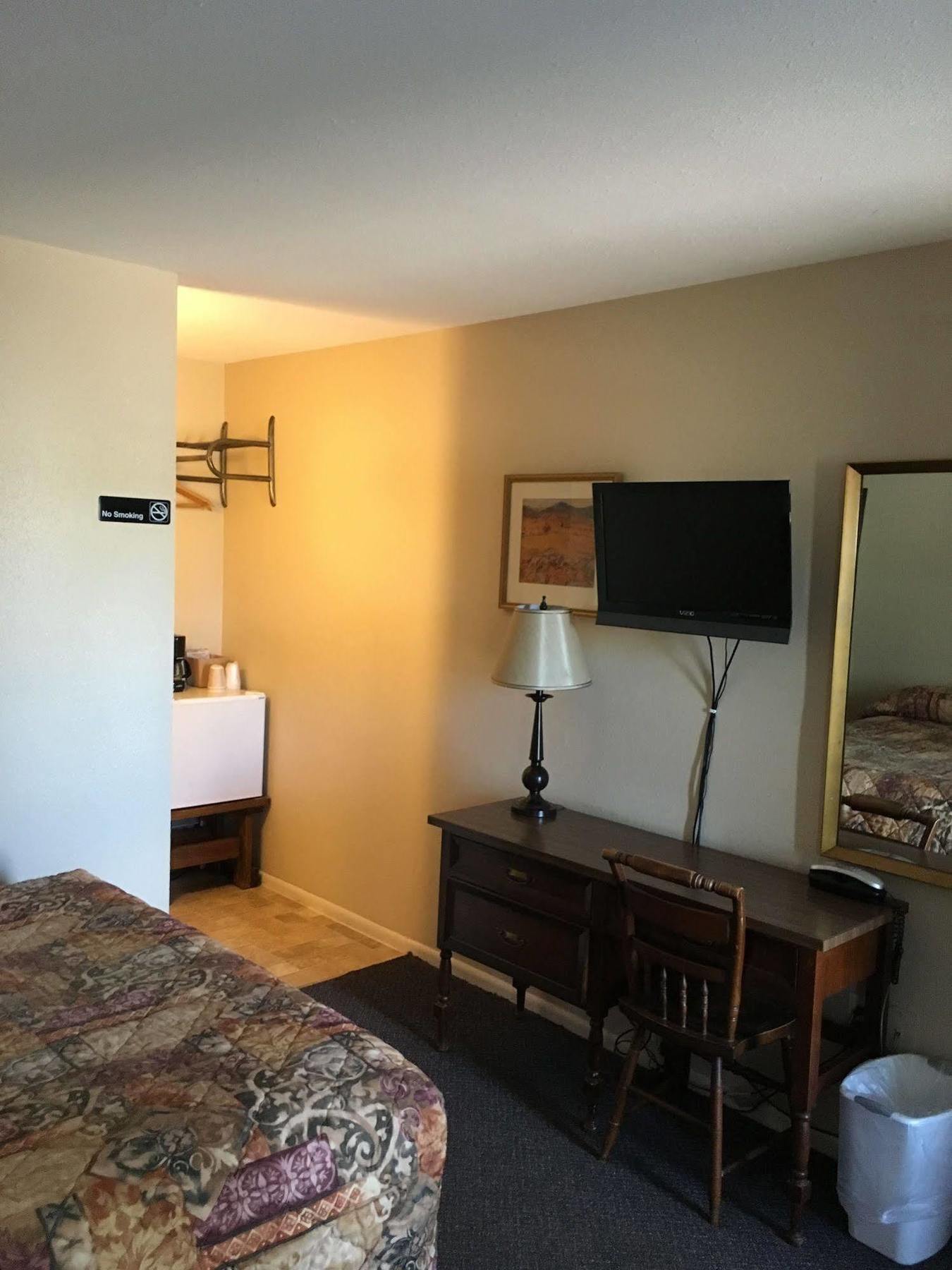 Colonial Motel And Rv Park Mandan Екстериор снимка