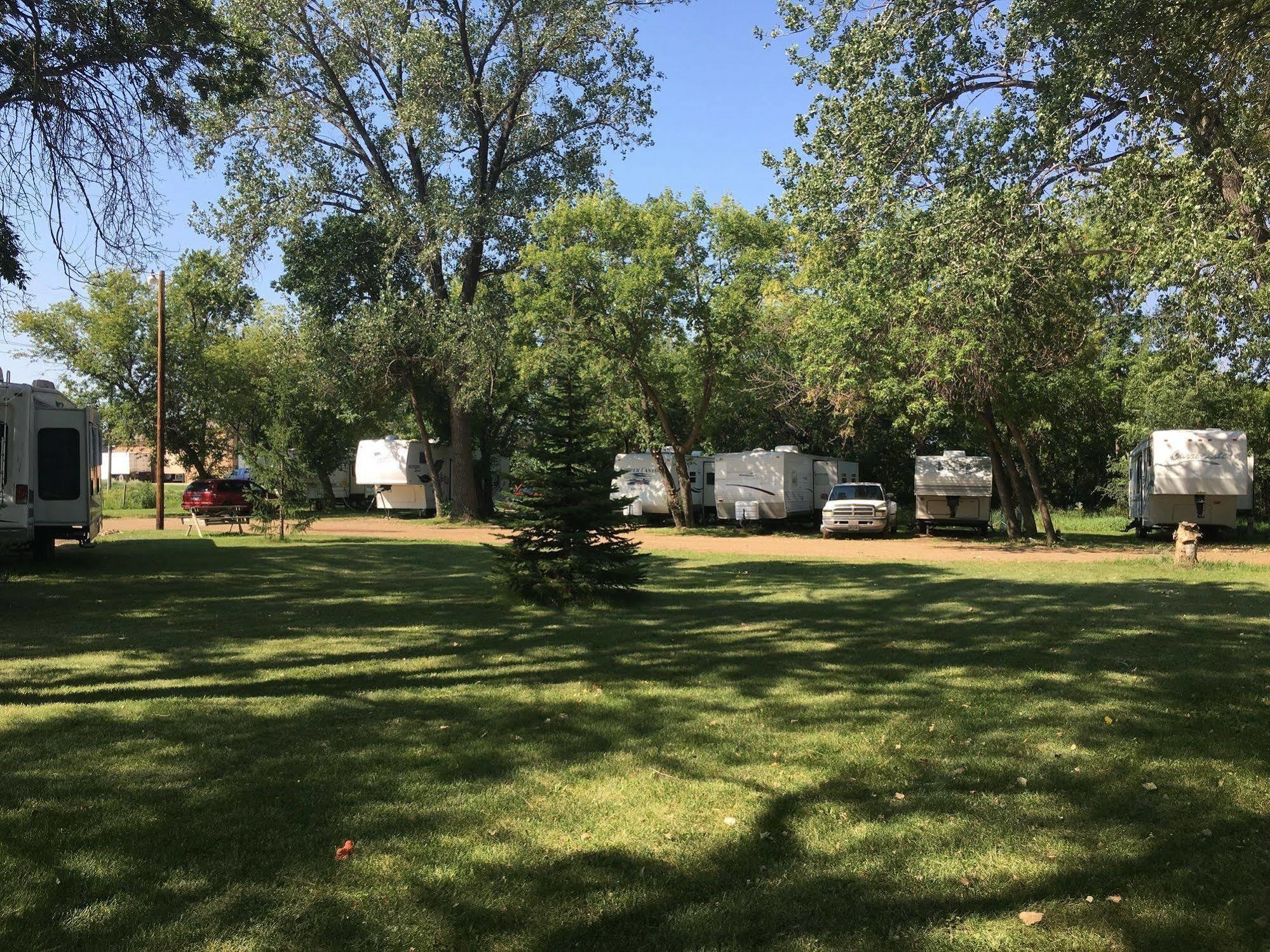 Colonial Motel And Rv Park Mandan Екстериор снимка