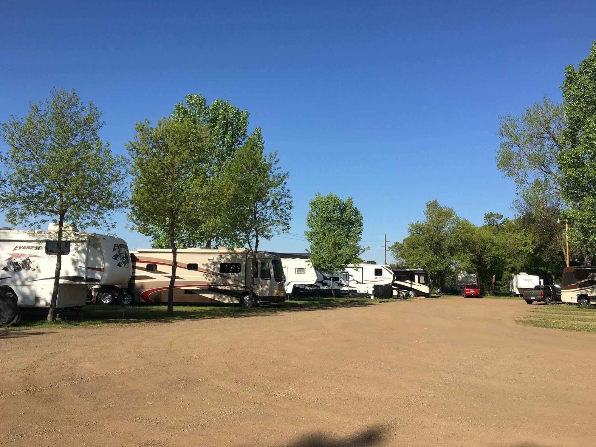 Colonial Motel And Rv Park Mandan Екстериор снимка