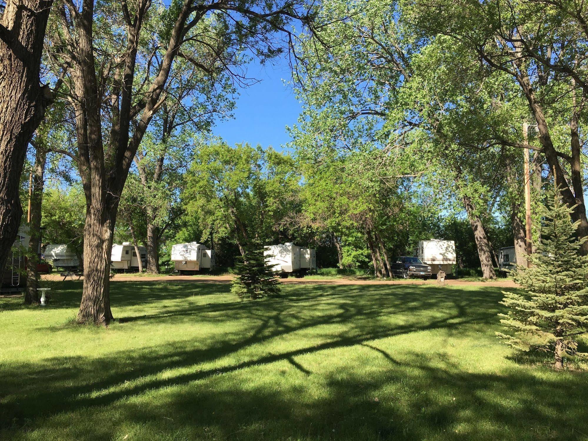 Colonial Motel And Rv Park Mandan Екстериор снимка